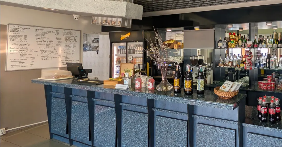 Baras su granito rašto apdaila, kasa ir meniu lenta ant sienos